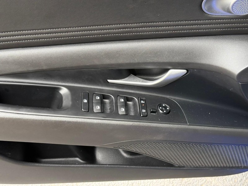 Hyundai Elantra Vehicle Image 19