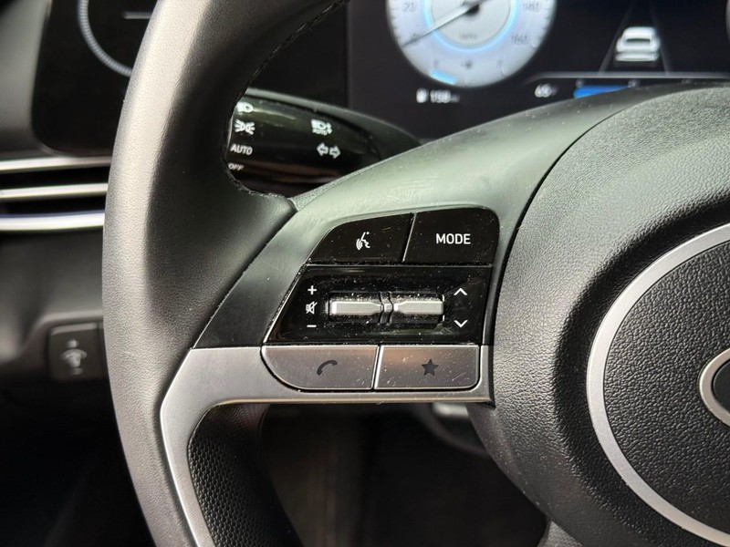 Hyundai Elantra Vehicle Image 21