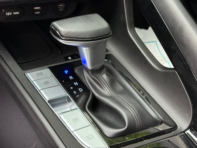 Hyundai Elantra Vehicle Image 25
