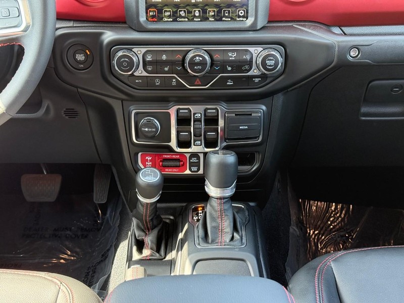 Jeep Gladiator Vehicle Image 12