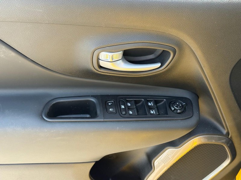 Jeep Renegade Vehicle Image 14