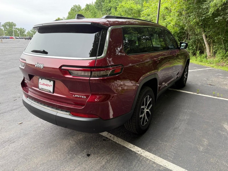 Jeep Grand Cherokee L Vehicle Image 11