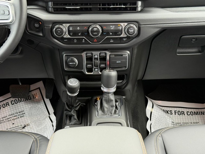 Jeep Wrangler Vehicle Image 12