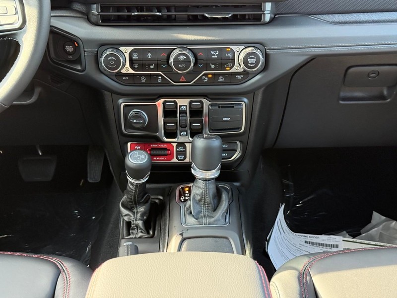 Jeep Gladiator Vehicle Image 12