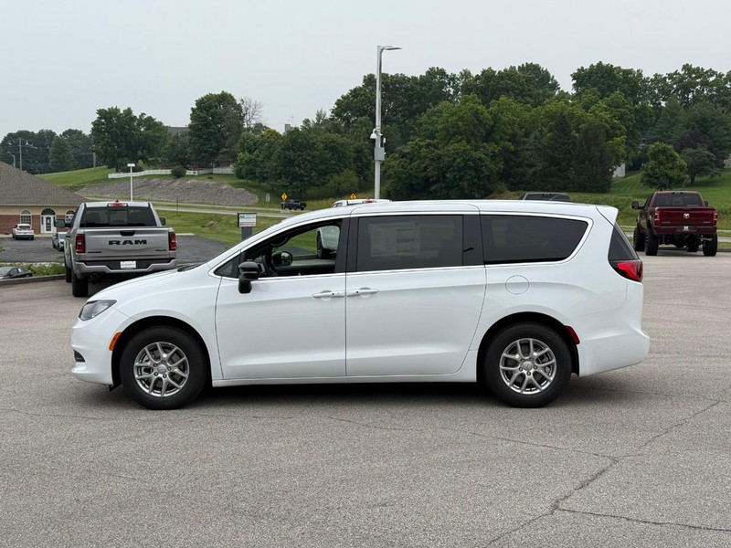 Chrysler Voyager Vehicle Image 03