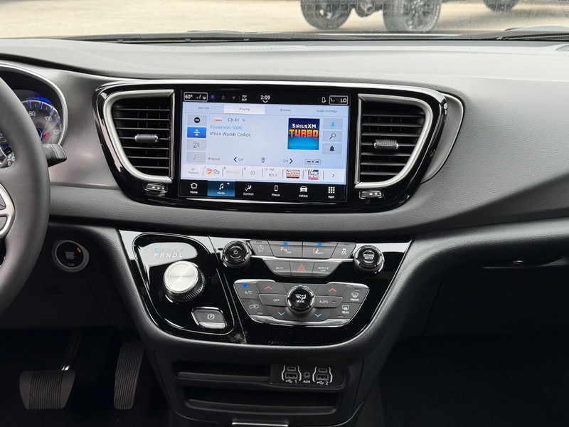 Chrysler Voyager Vehicle Image 12