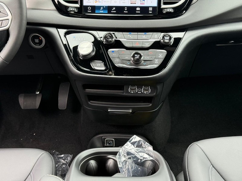 Chrysler Voyager Vehicle Image 13