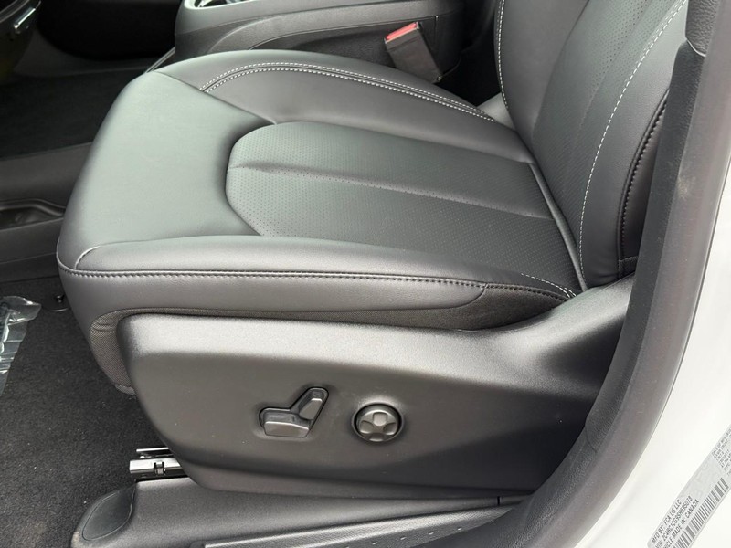 Chrysler Voyager Vehicle Image 15