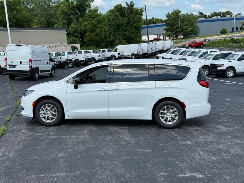 Chrysler Voyager Vehicle Image 03