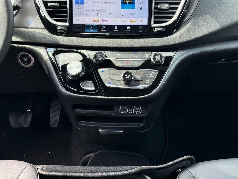 Chrysler Voyager Vehicle Image 12