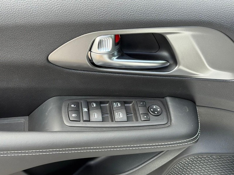 Chrysler Voyager Vehicle Image 13