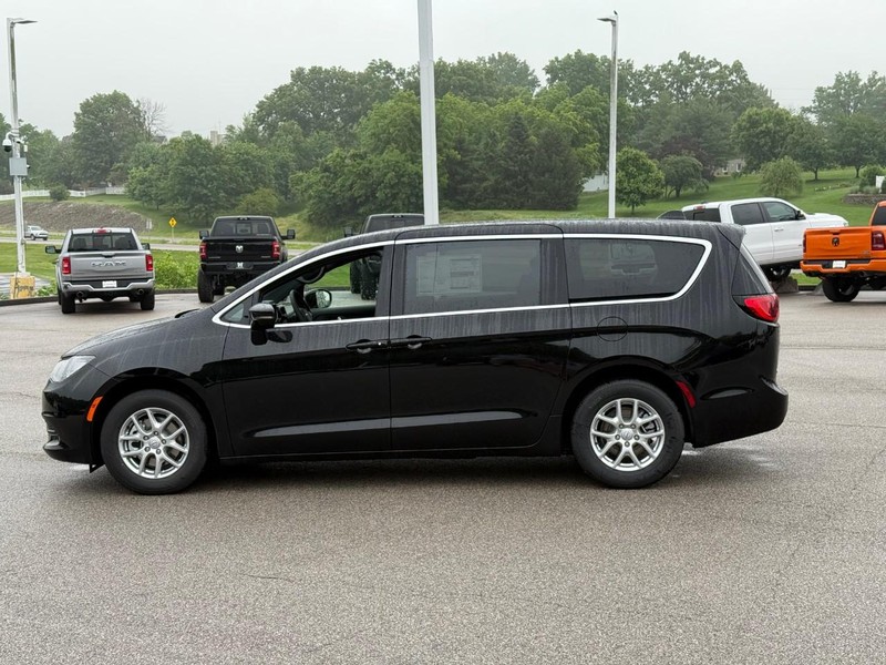 Chrysler Voyager Vehicle Image 03