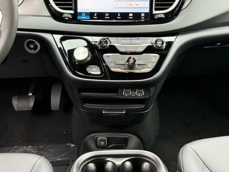 Chrysler Voyager Vehicle Image 13