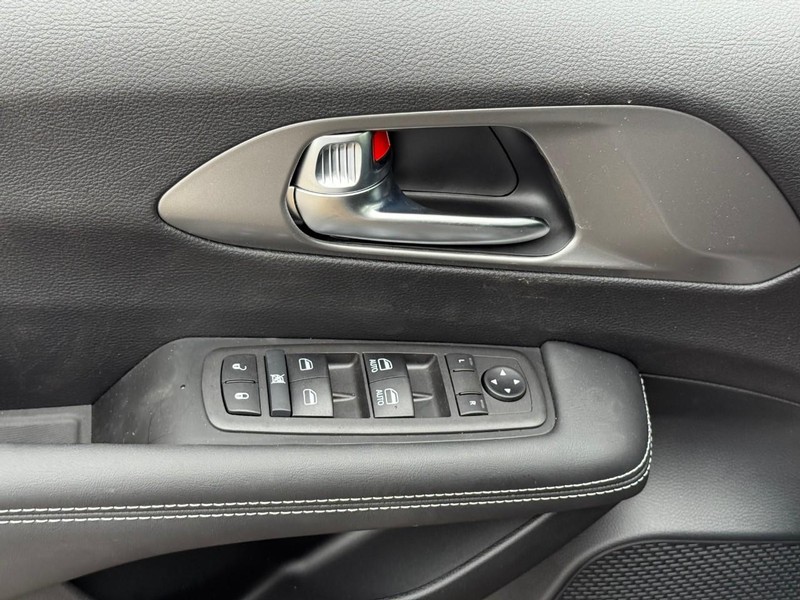 Chrysler Voyager Vehicle Image 14