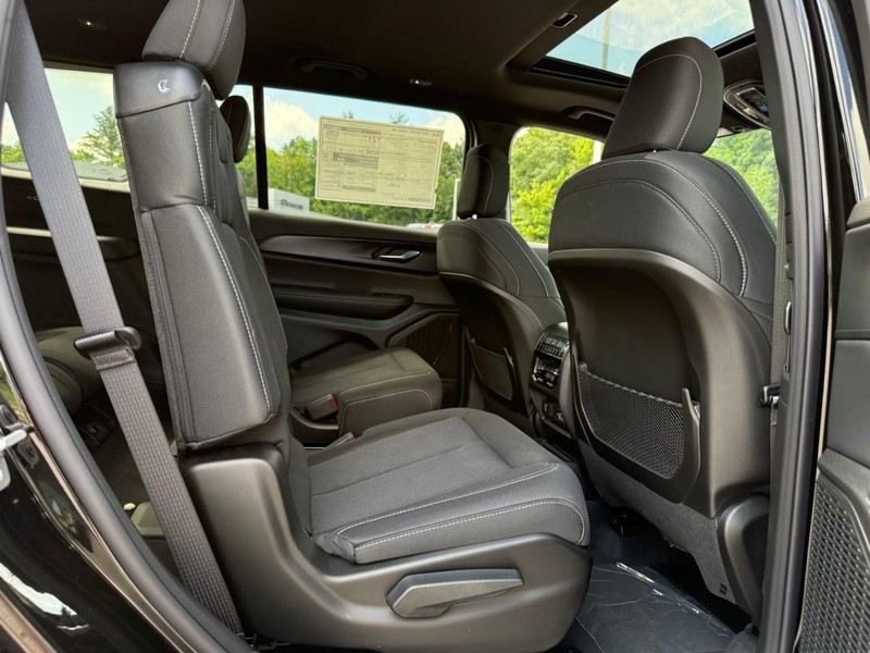 Jeep Grand Cherokee L Vehicle Image 08