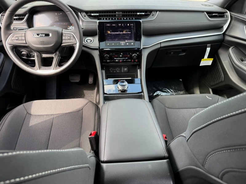 Jeep Grand Cherokee L Vehicle Image 11