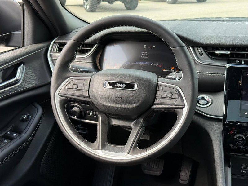 Jeep Grand Cherokee L Vehicle Image 12