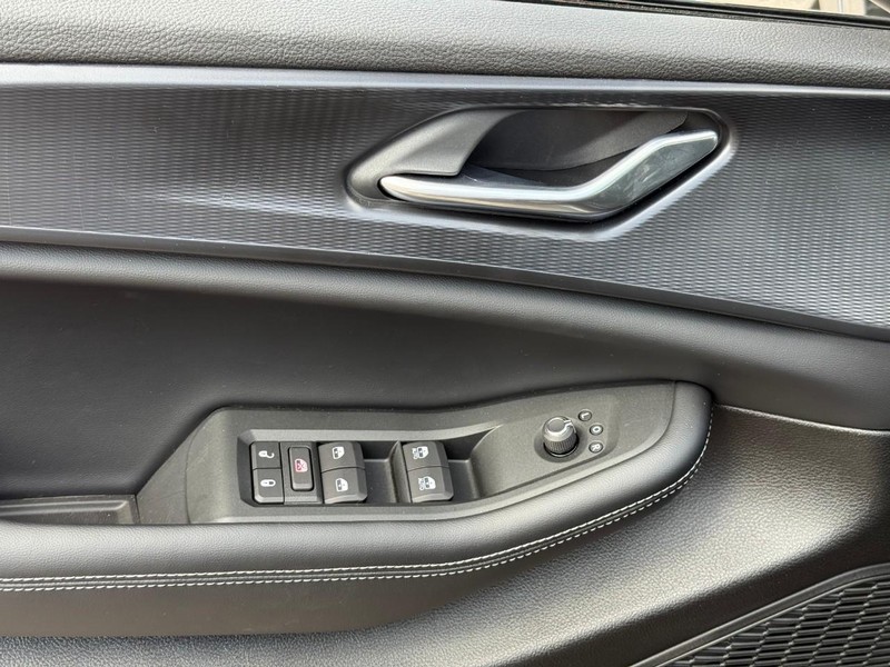 Jeep Grand Cherokee L Vehicle Image 16