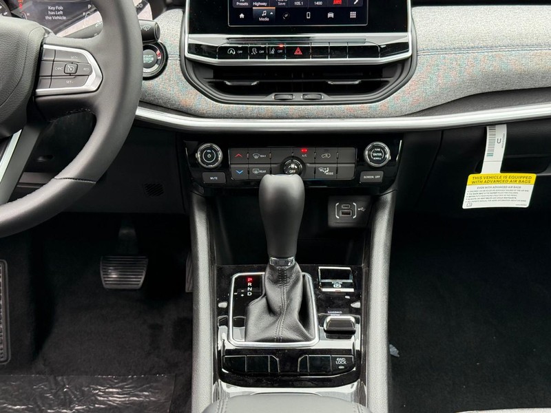 Jeep Compass Vehicle Image 12