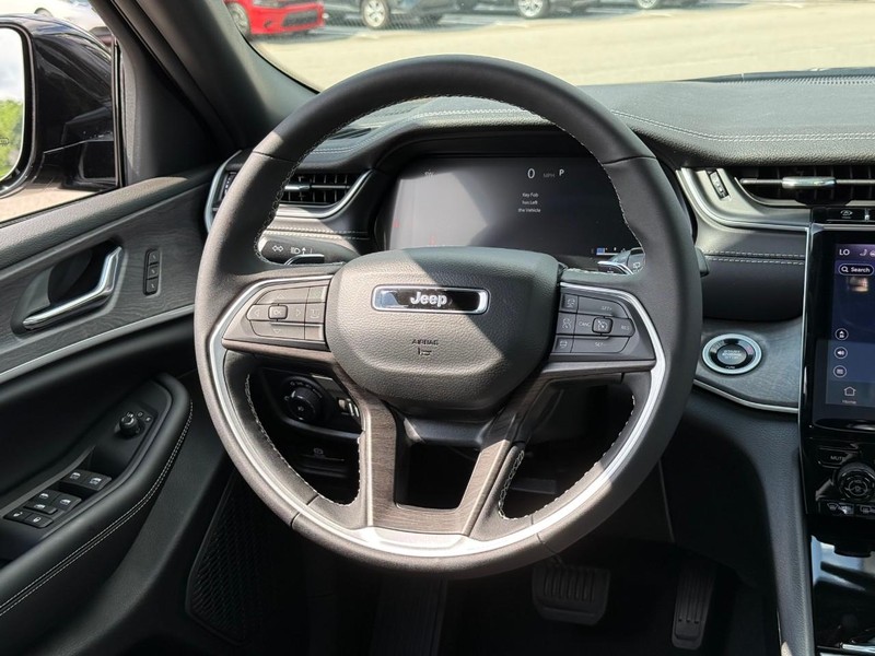 Jeep Grand Cherokee L Vehicle Image 09