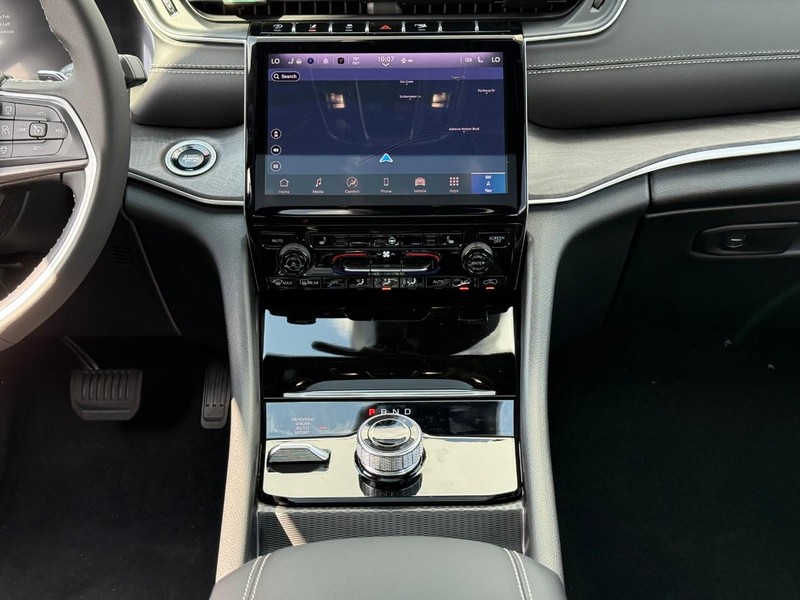 Jeep Grand Cherokee L Vehicle Image 12