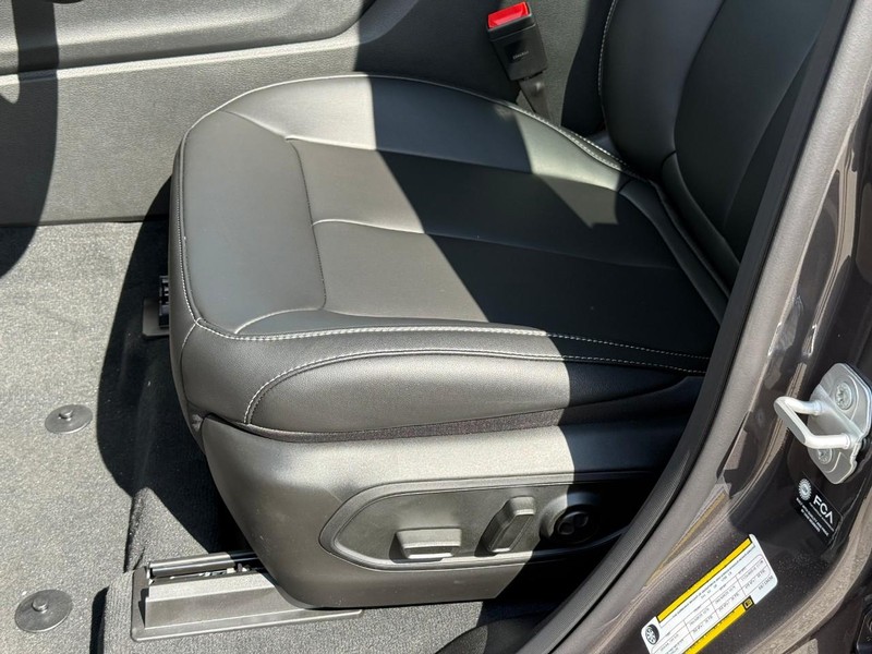 Jeep Grand Cherokee L Vehicle Image 14