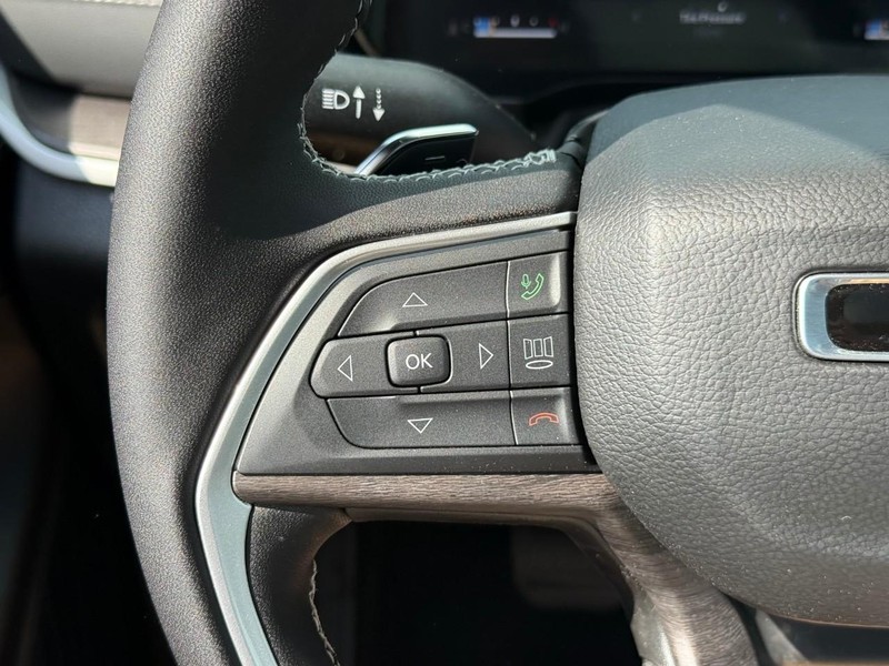 Jeep Grand Cherokee L Vehicle Image 16