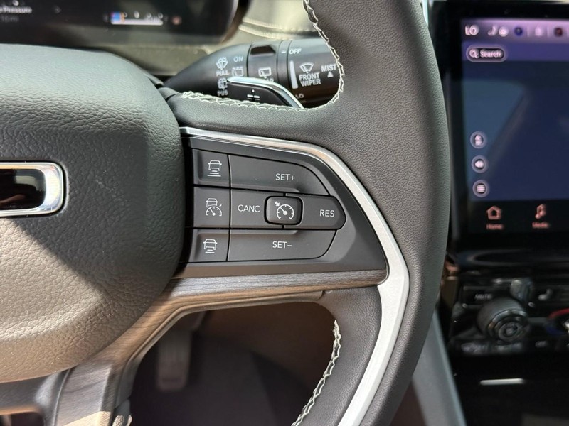 Jeep Grand Cherokee L Vehicle Image 17