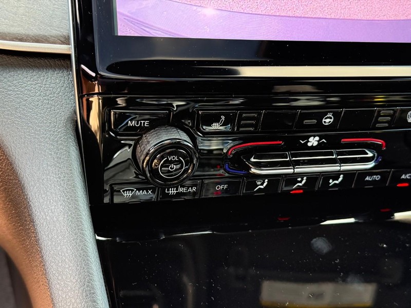 Jeep Grand Cherokee L Vehicle Image 18
