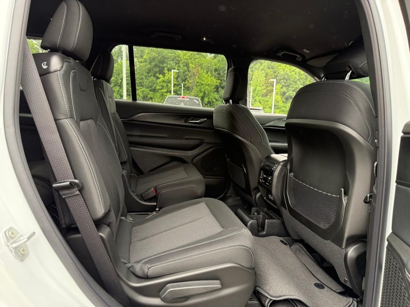 Jeep Grand Cherokee L Vehicle Image 08