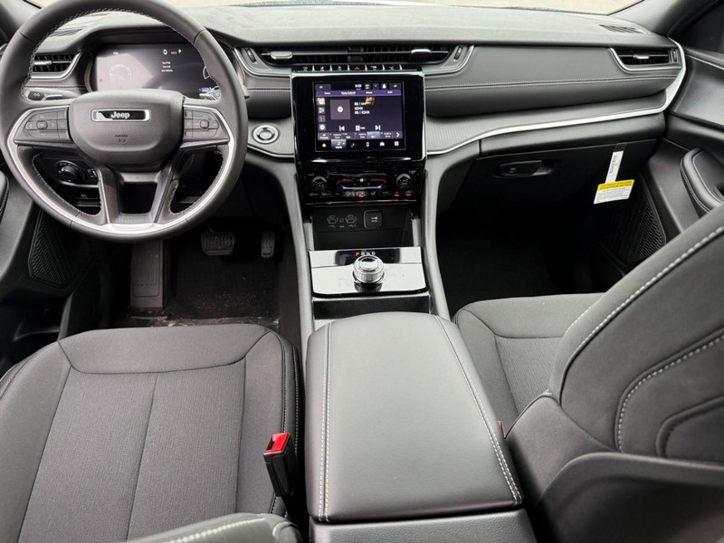 Jeep Grand Cherokee L Vehicle Image 11