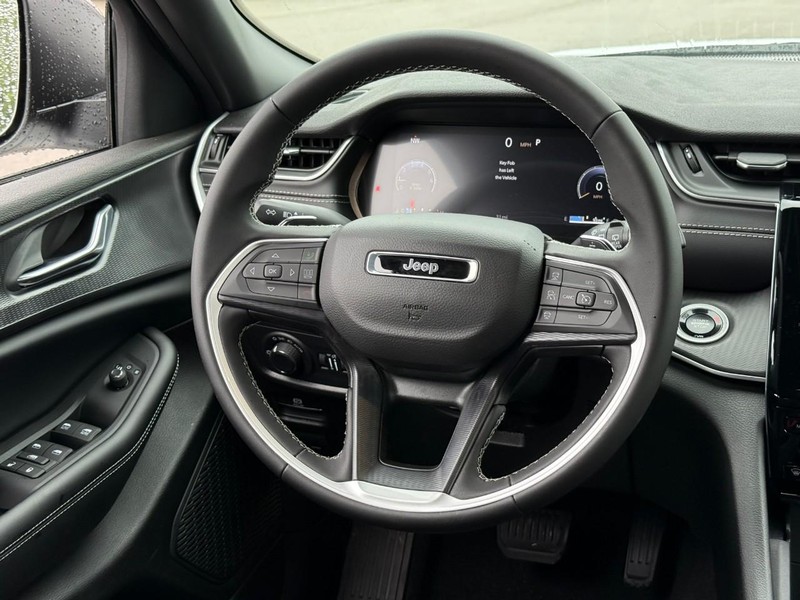 Jeep Grand Cherokee L Vehicle Image 12