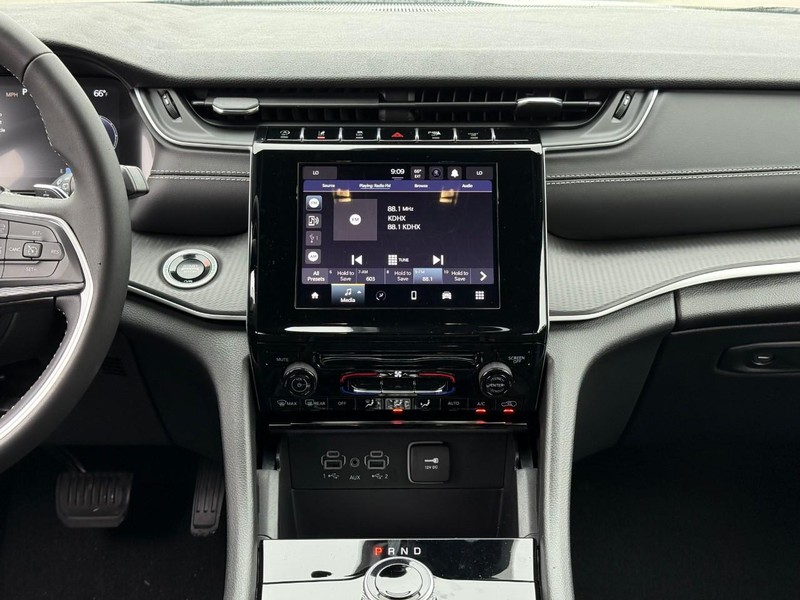 Jeep Grand Cherokee L Vehicle Image 13