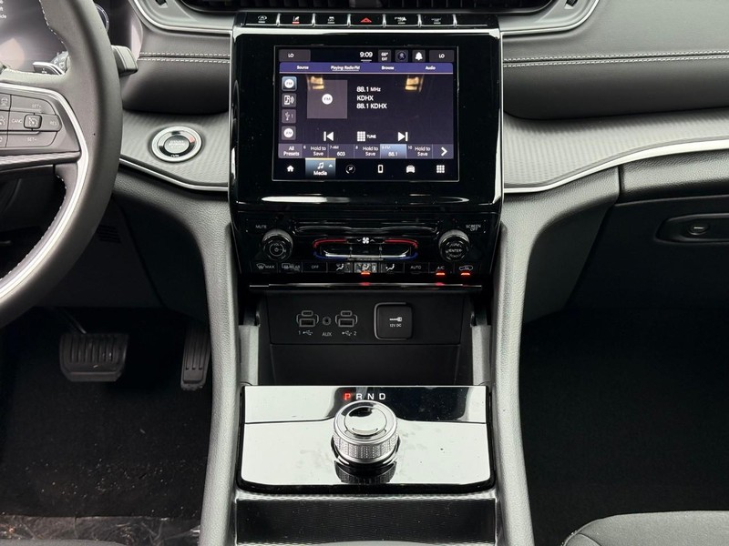 Jeep Grand Cherokee L Vehicle Image 14