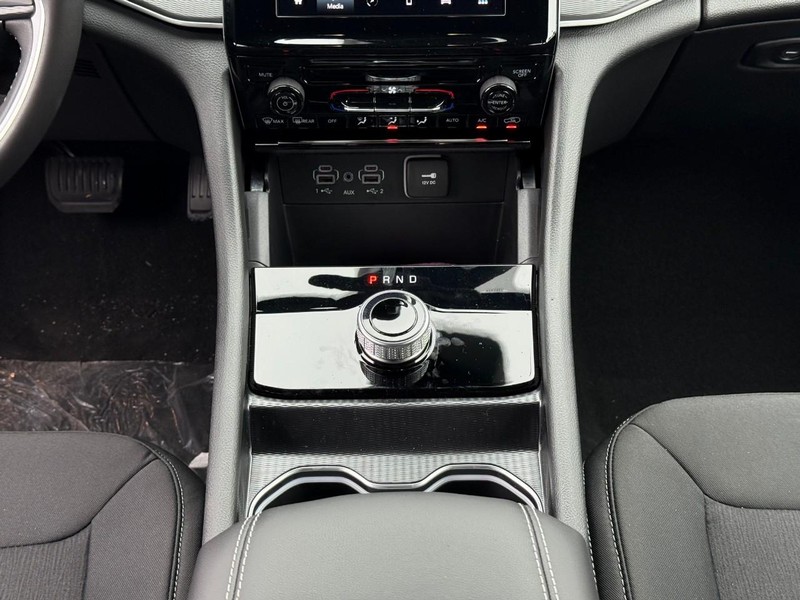 Jeep Grand Cherokee L Vehicle Image 15