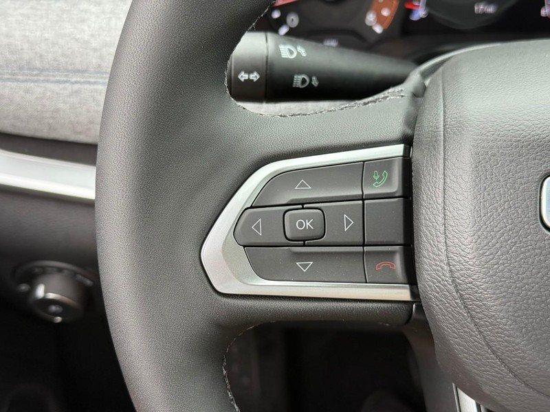 Jeep Compass Vehicle Image 16