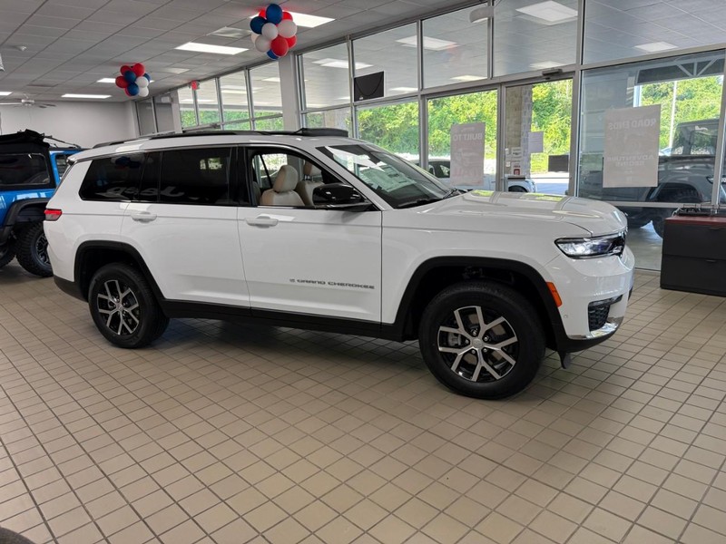 Jeep Grand Cherokee L Vehicle Image 03