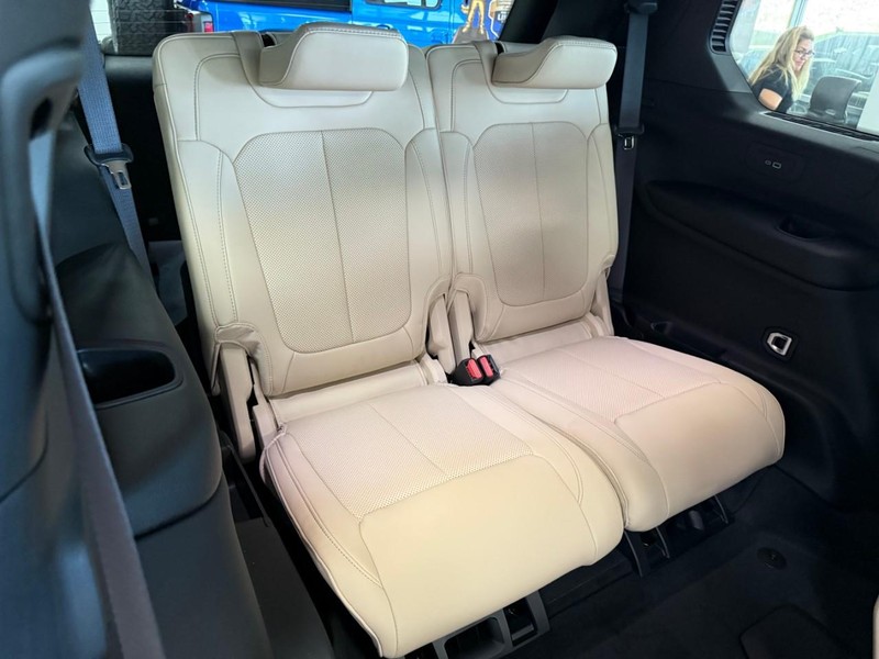 Jeep Grand Cherokee L Vehicle Image 08