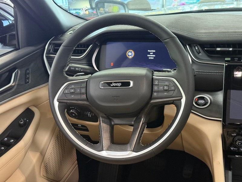 Jeep Grand Cherokee L Vehicle Image 12