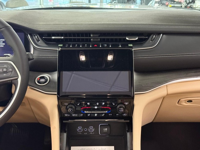 Jeep Grand Cherokee L Vehicle Image 13