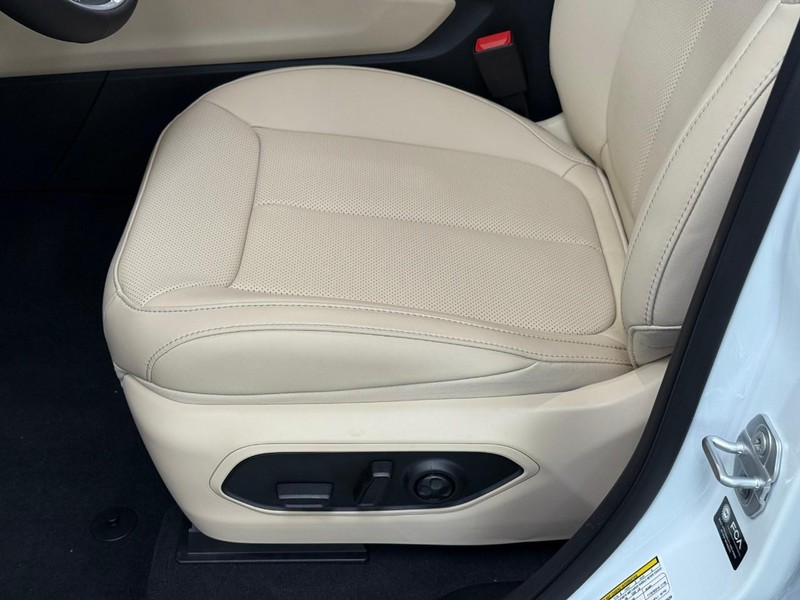 Jeep Grand Cherokee L Vehicle Image 16