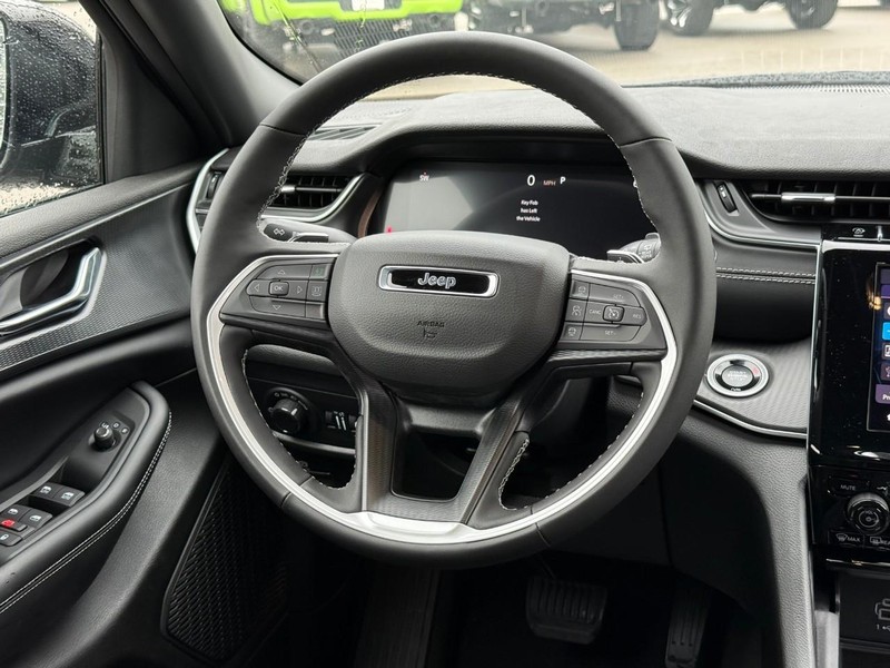 Jeep Grand Cherokee L Vehicle Image 11