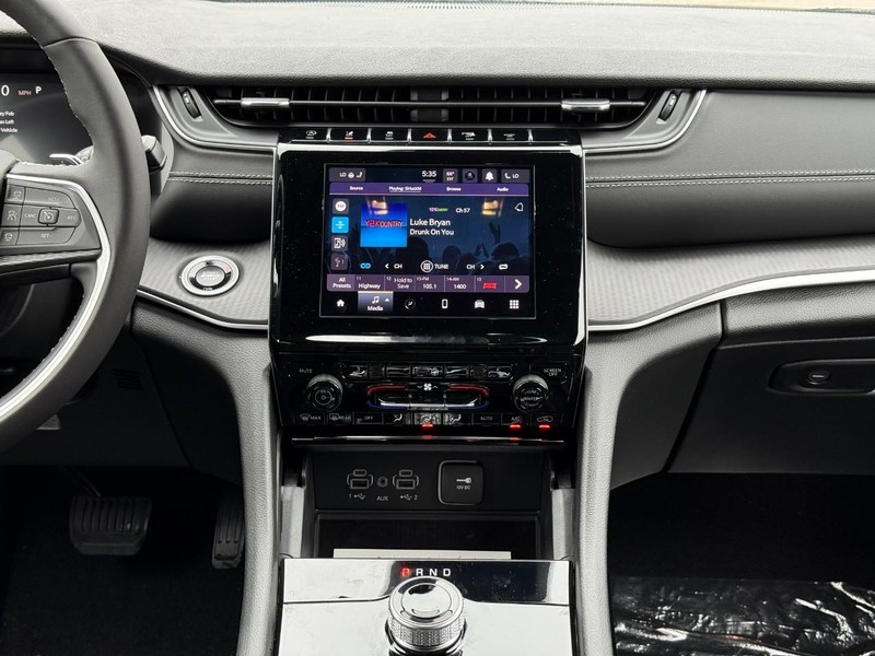 Jeep Grand Cherokee L Vehicle Image 12