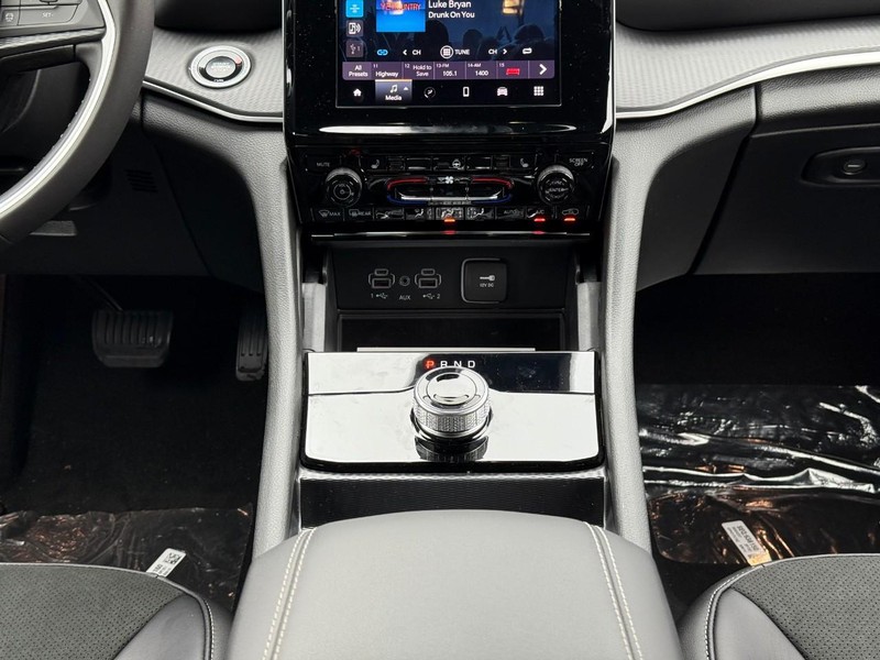 Jeep Grand Cherokee L Vehicle Image 13