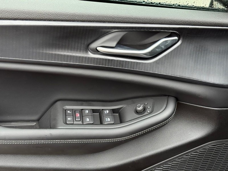 Jeep Grand Cherokee L Vehicle Image 14