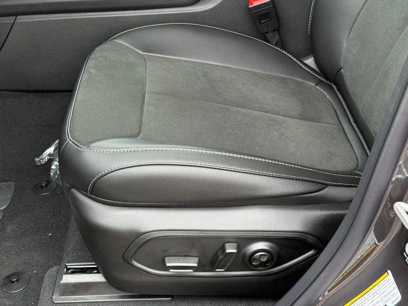 Jeep Grand Cherokee L Vehicle Image 15