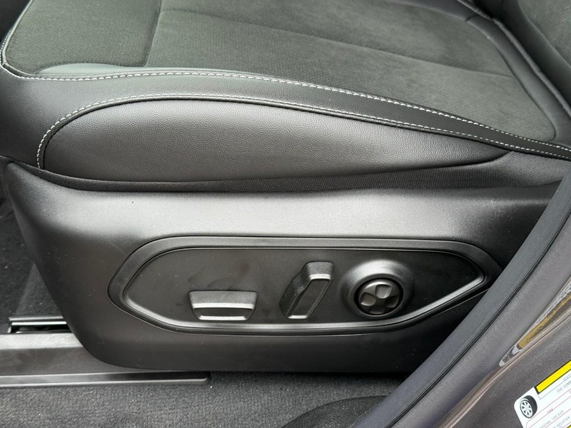 Jeep Grand Cherokee L Vehicle Image 16