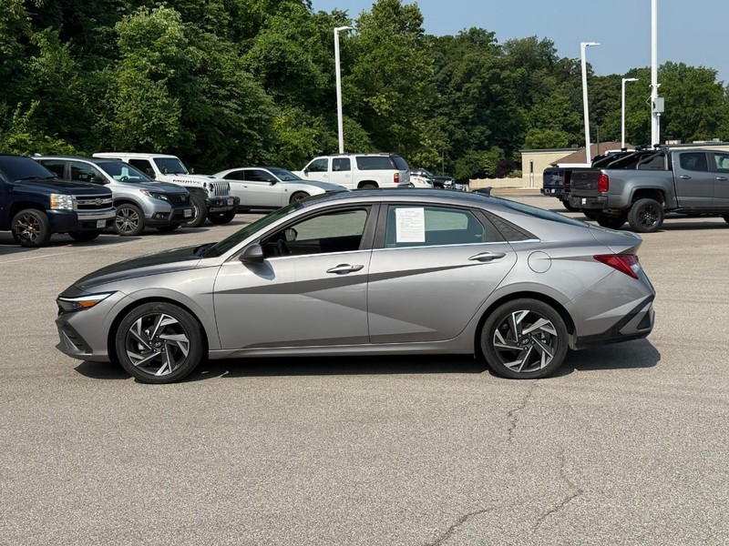 Hyundai Elantra Vehicle Image 03