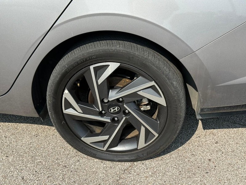Hyundai Elantra Vehicle Image 05