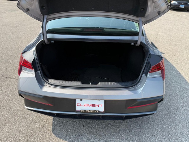 Hyundai Elantra Vehicle Image 07